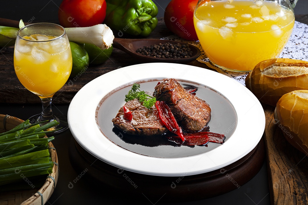 Filé mignon ao molho de vinho tinto