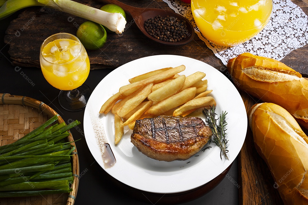 Picanha grelhada com batatas fritas