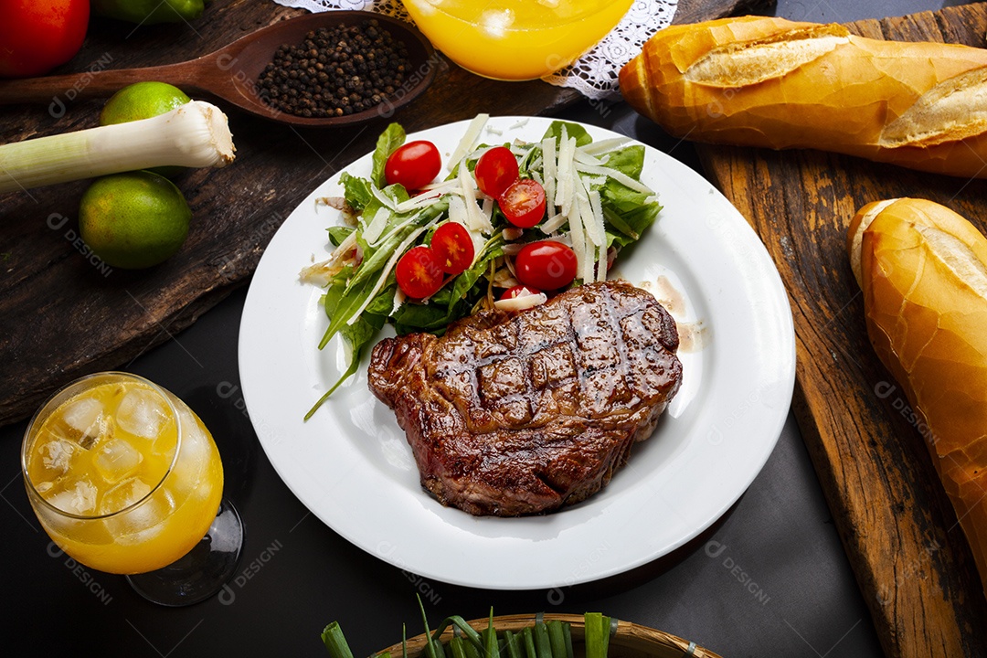 Picanha grelhada com salada tradicional e suco