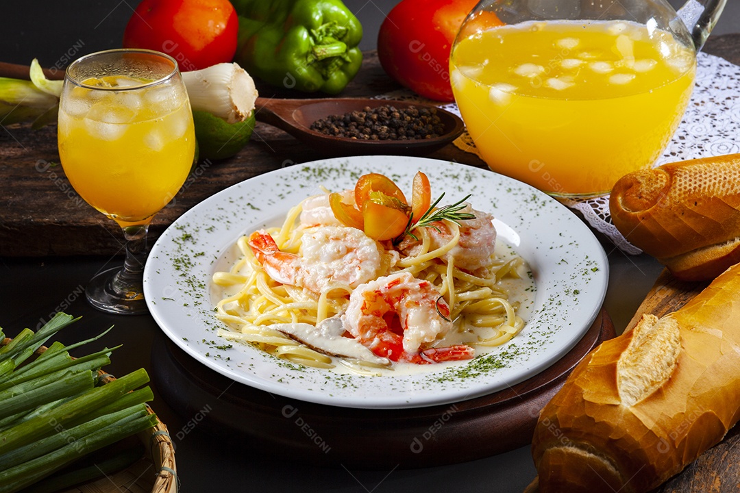 Macarrão com camarão ao molho branco