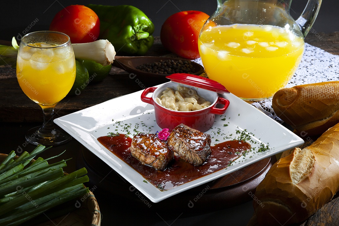 Filé mignon com macarrão ao molho