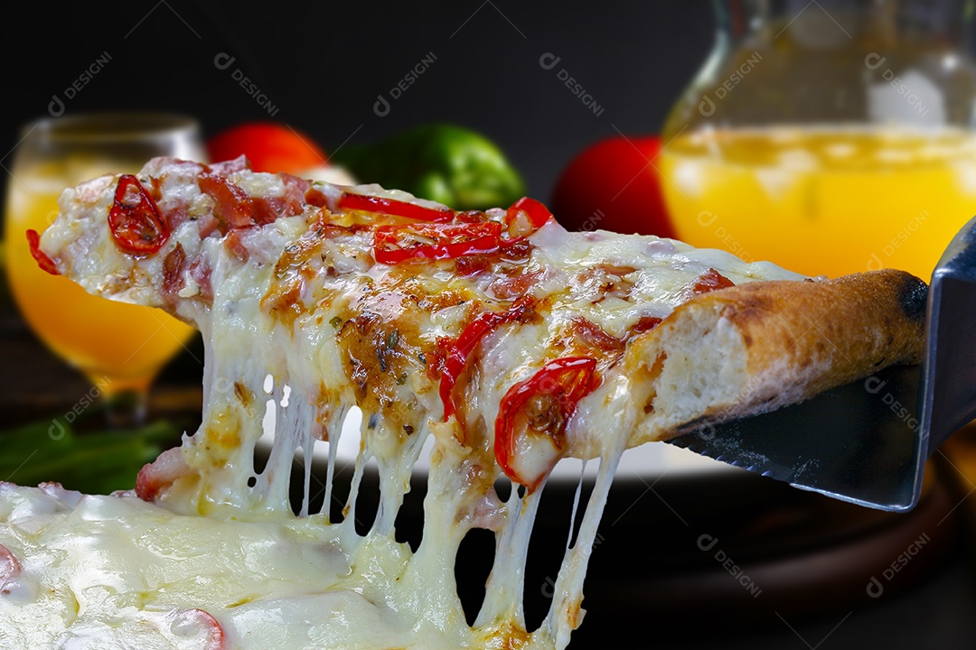 Deliciosa pizza assada sobre mesa de madeira