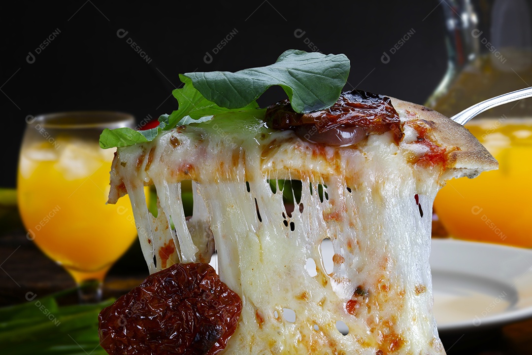 Deliciosa pizza assada sobre mesa de madeira