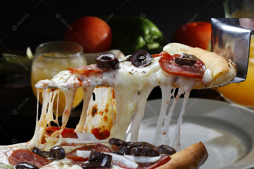 Deliciosa pizza assada sobre mesa de madeira