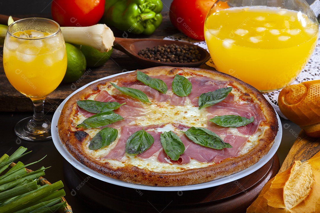 Pizza de presunto com folhas de manjericão