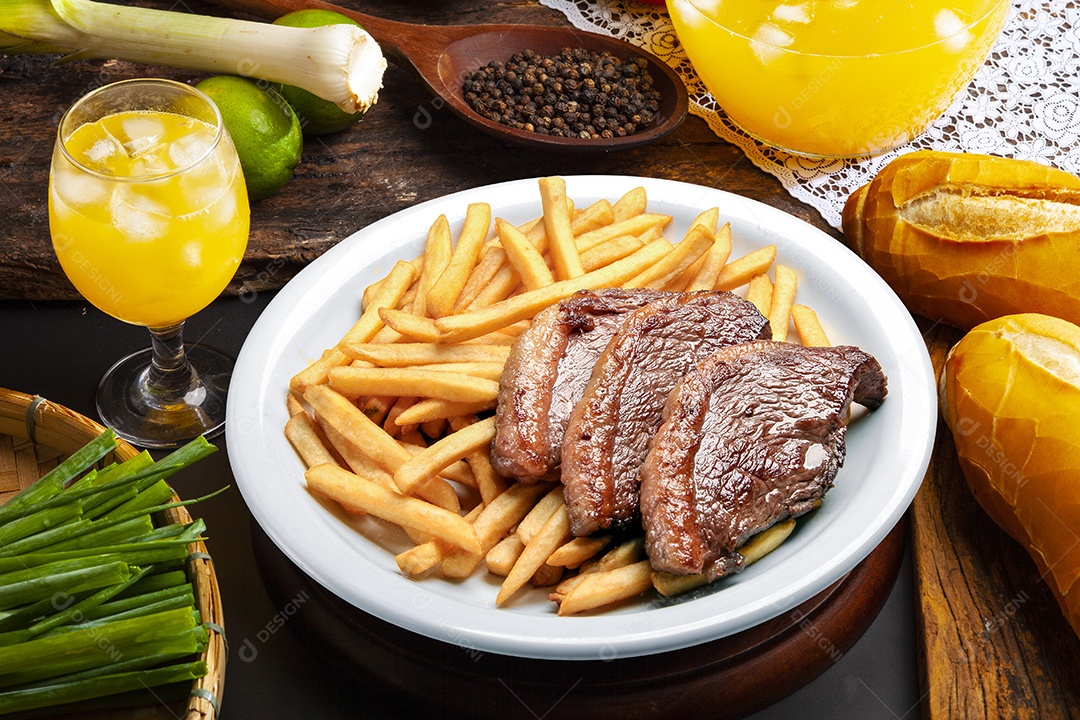 Porção de picanha grelhada com batatas fritas