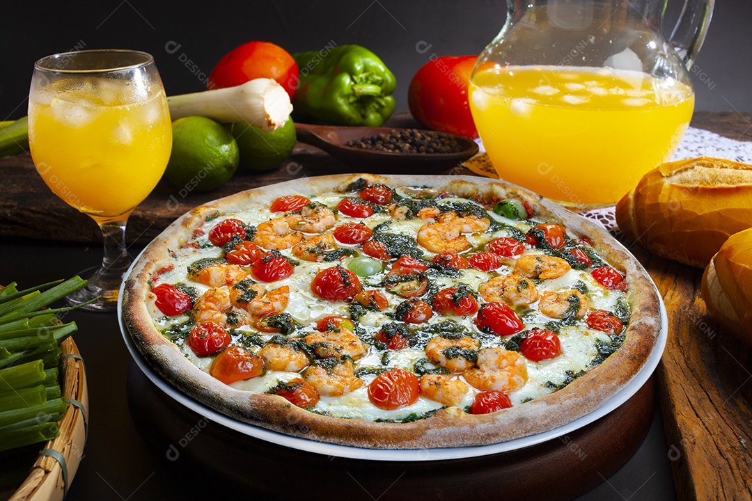 Pizza de queijo com tomates  e camarões