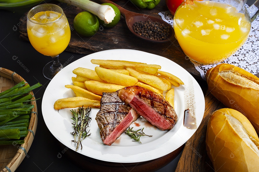 Picanha assada grelhada com batatas fritas