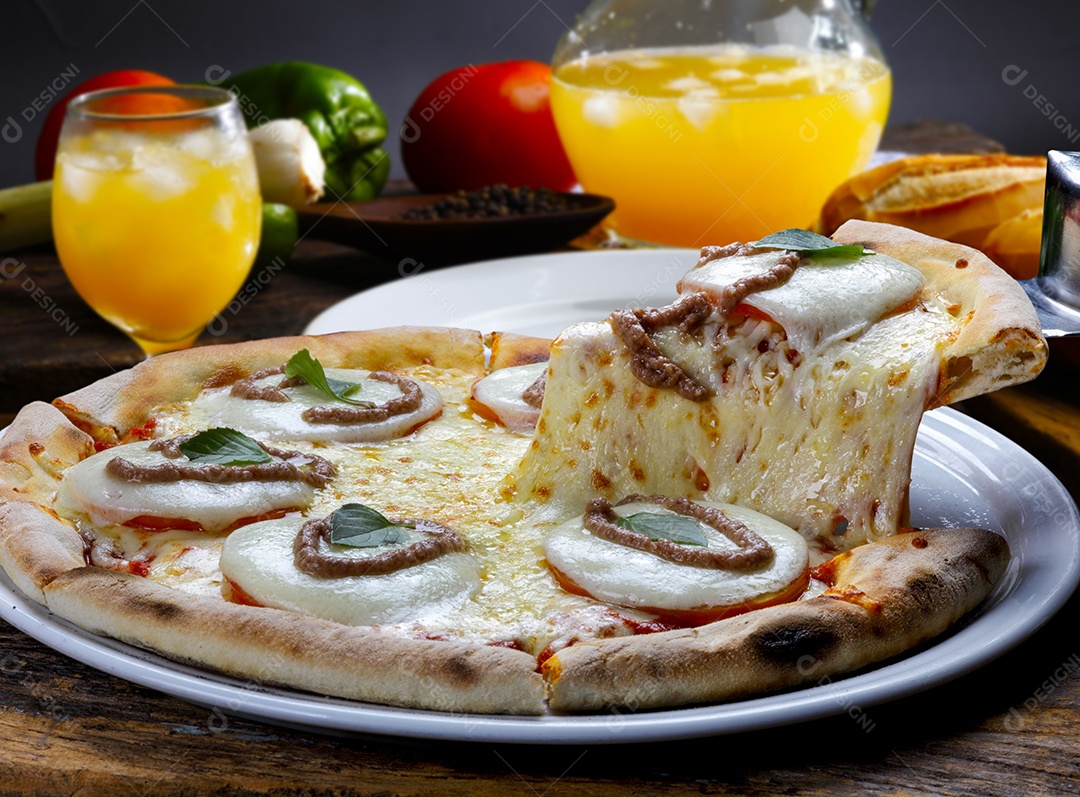 Pizza de queijos com tomates