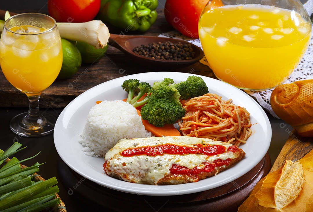 Arroz com bife a milanesa e salada