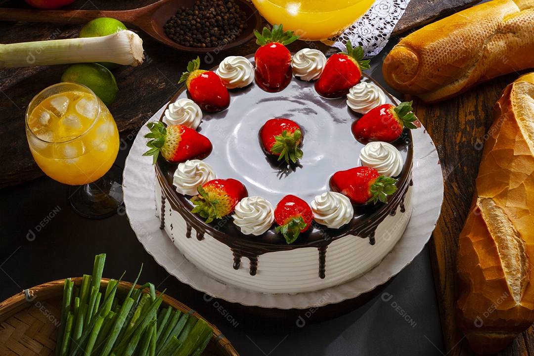 Bolo decorado com chocolate e frutas