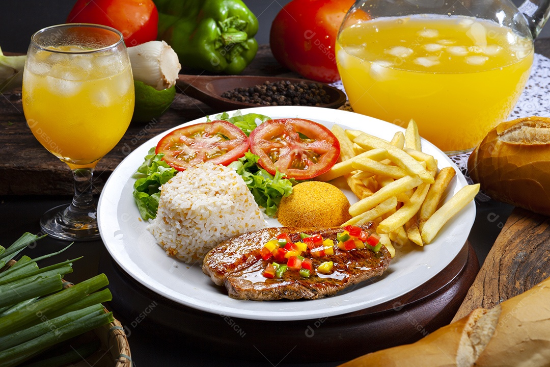 Comida tradicional arroz farofa bife grelhado com salada e batatas fritas