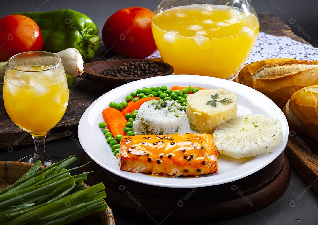 Salmão grelhado ao molho maracujá arroz purê e salada de legumes