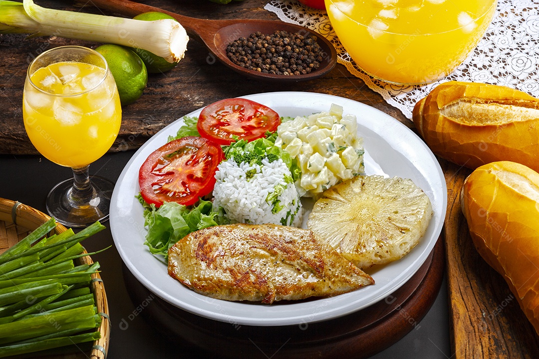 Refeição deliciosa com arroz salada maionese e carne