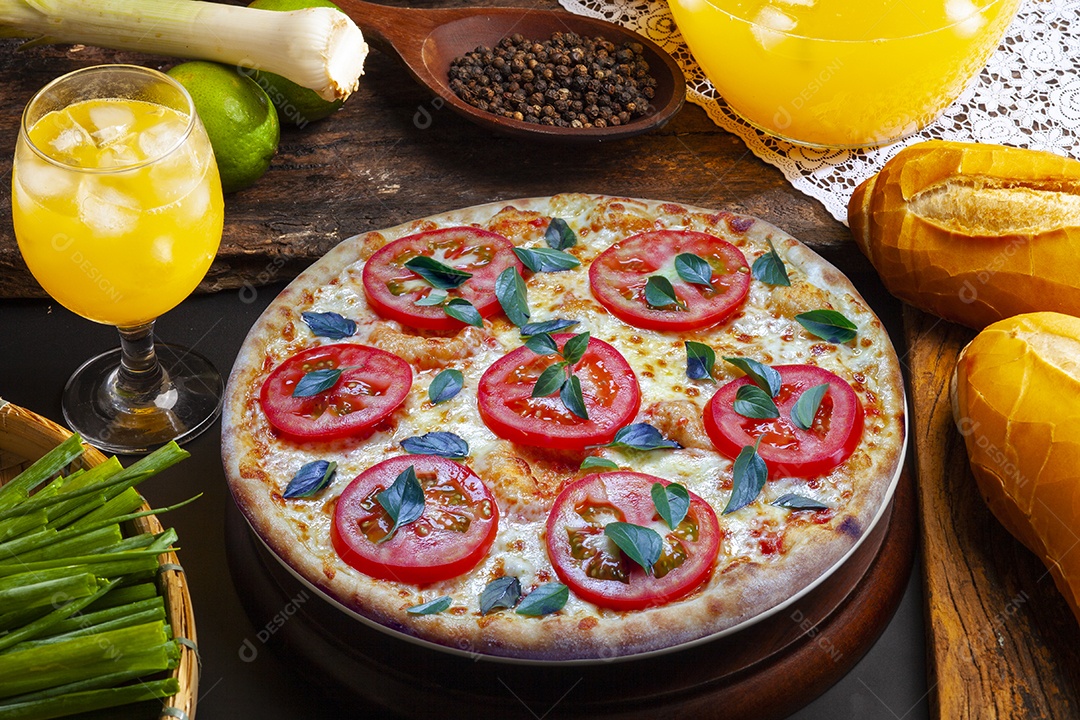 Pizza de queijo com tomates