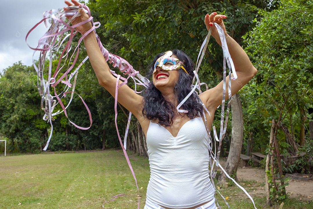 Mulher dançando no carnaval brasileiro