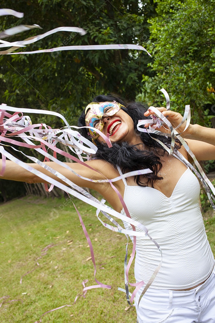 Mulher dançando no carnaval brasileiro