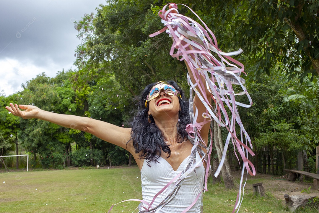 Mulher dançando no carnaval brasileiro