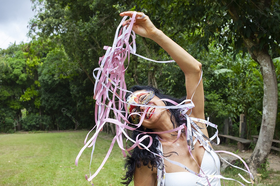 Mulher dançando no carnaval brasileiro