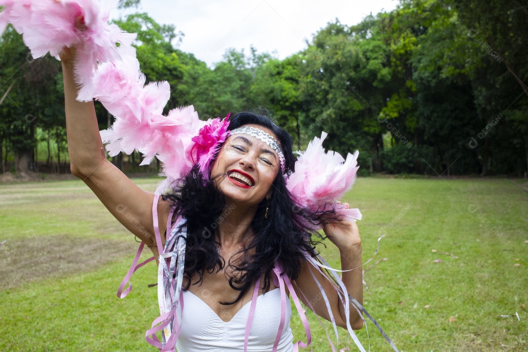 Mulher dançando no carnaval brasileiro