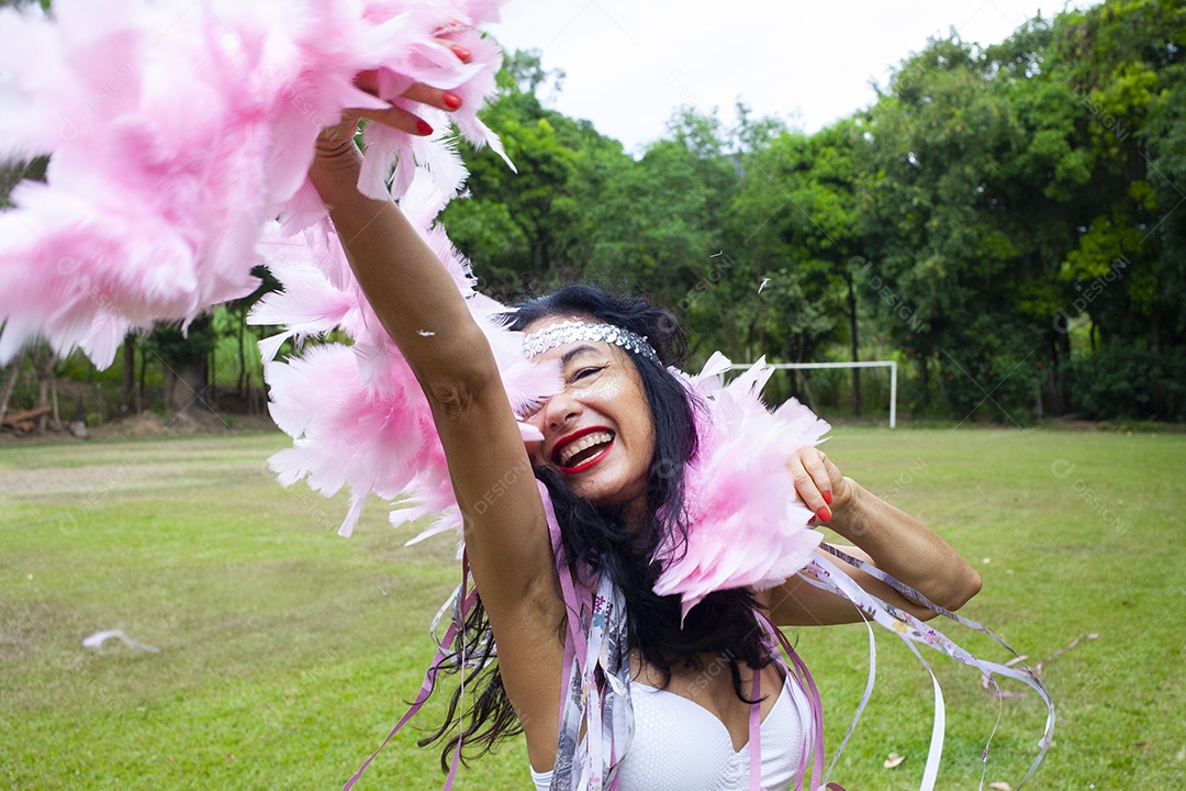Mulher dançando no carnaval brasileiro