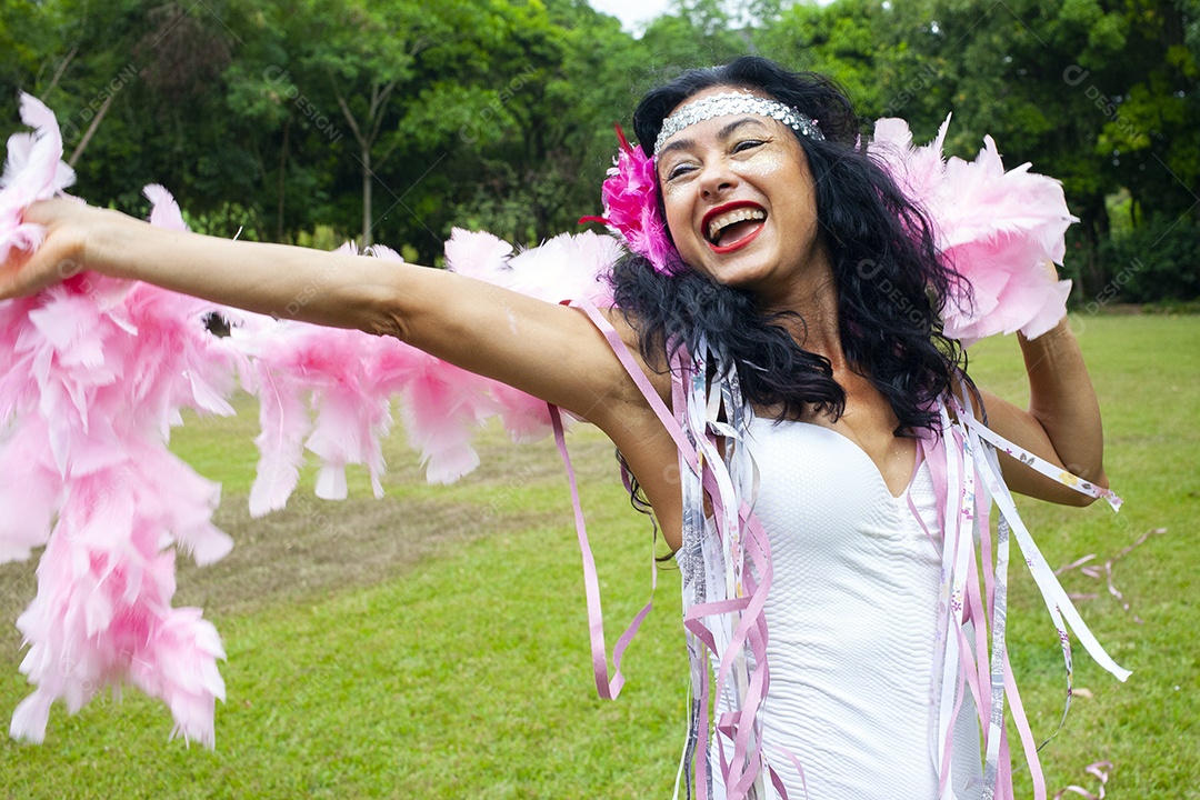 Mulher dançando no carnaval brasileiro