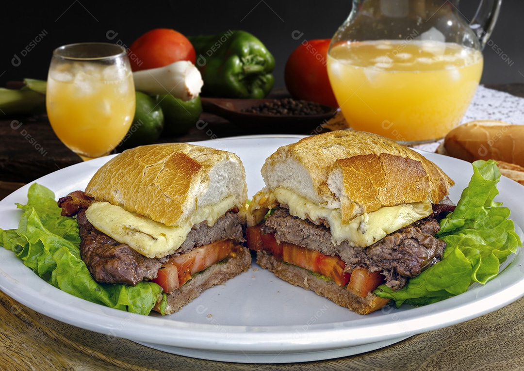 Sanduíche de pão francês com bife queijo tomate e suco de laranja