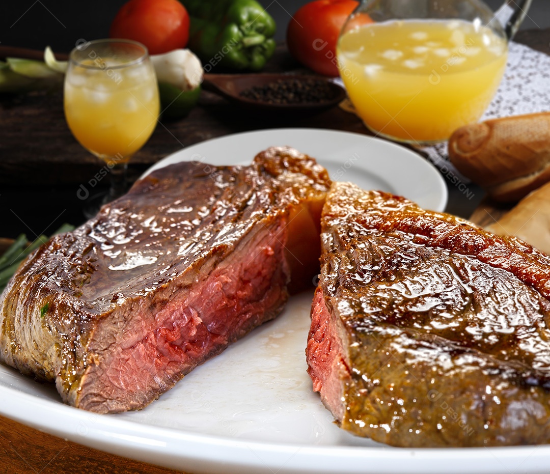 Churrasco de picanha sobre um prato branco