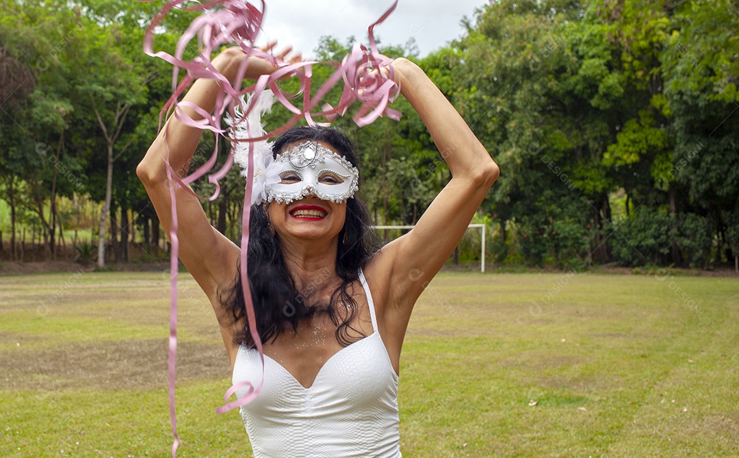 Mulher dançando no carnaval brasileiro