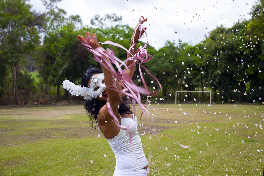 Mulher dançando no carnaval brasileiro