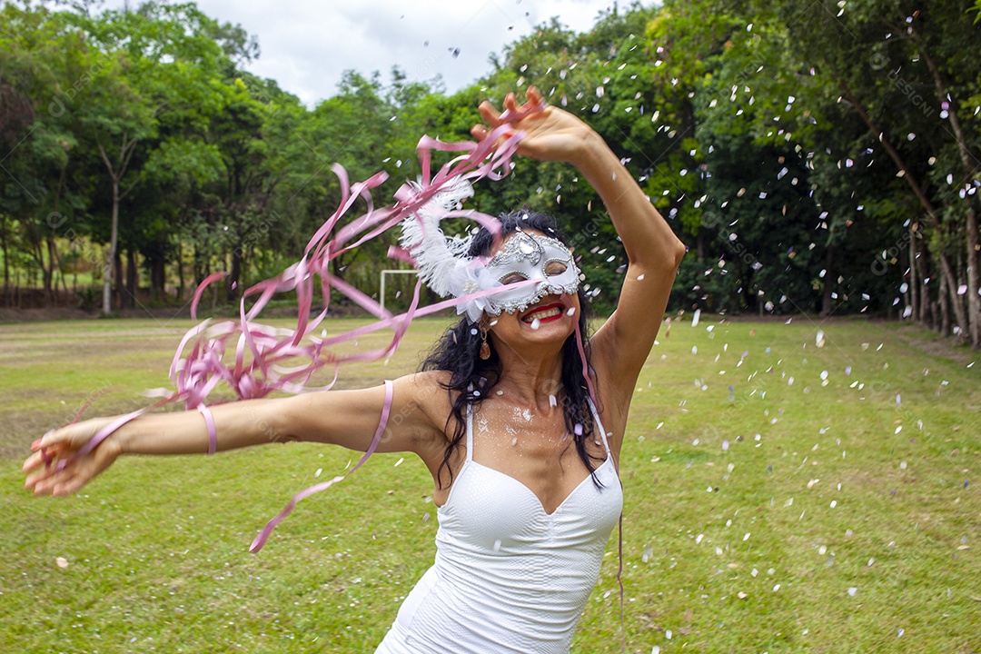 Mulher dançando no carnaval brasileiro
