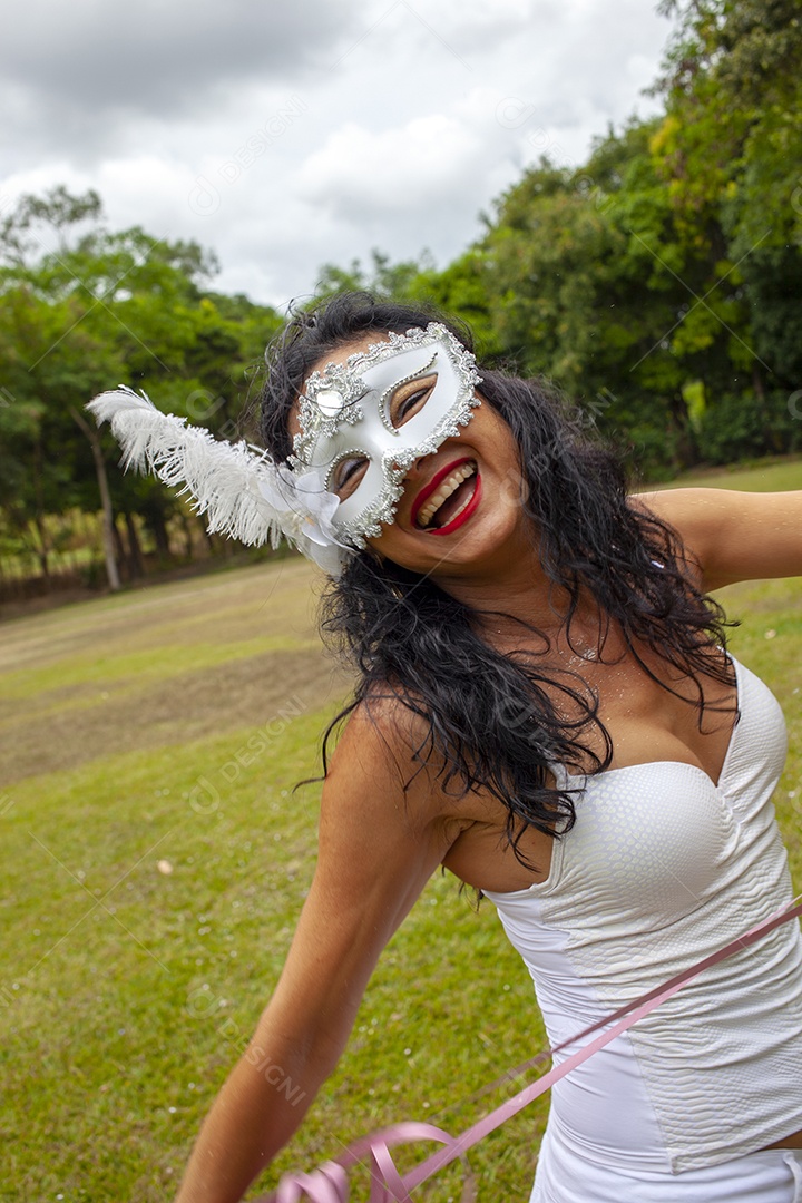 Mulher dançando no carnaval brasileiro