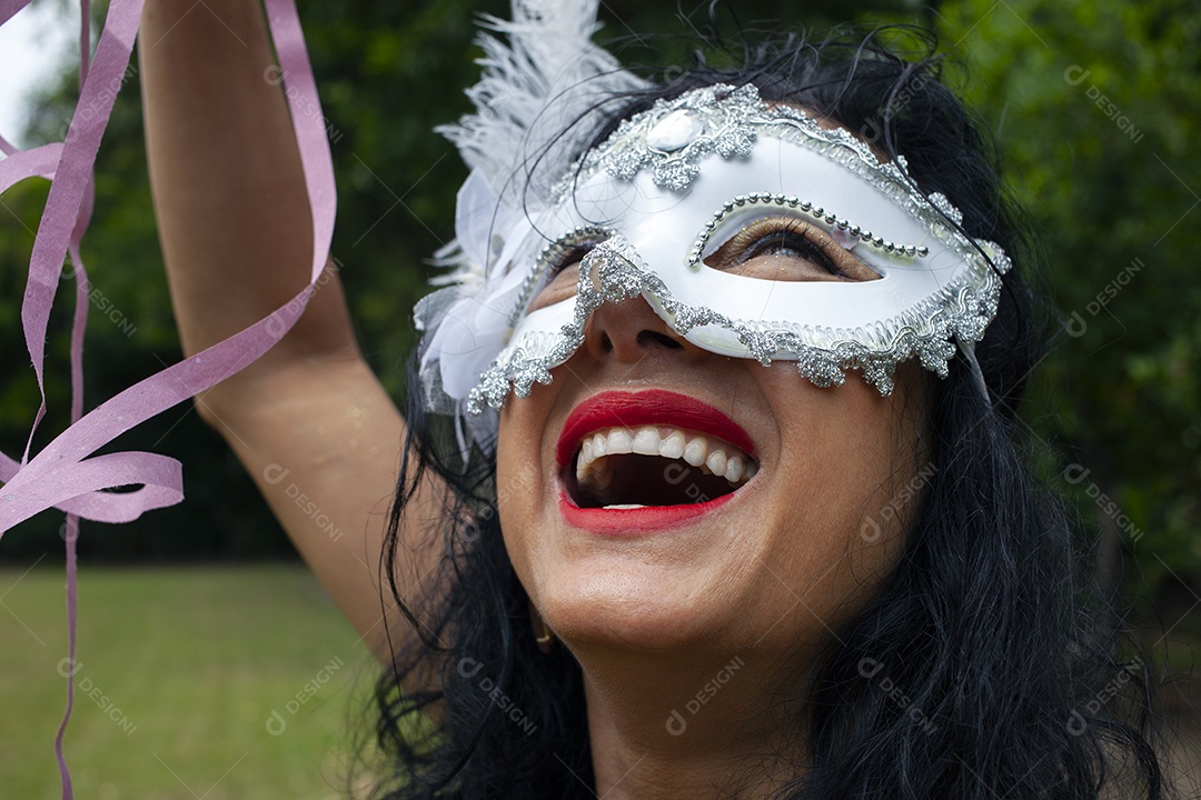 Mulher dançando no carnaval brasileiro