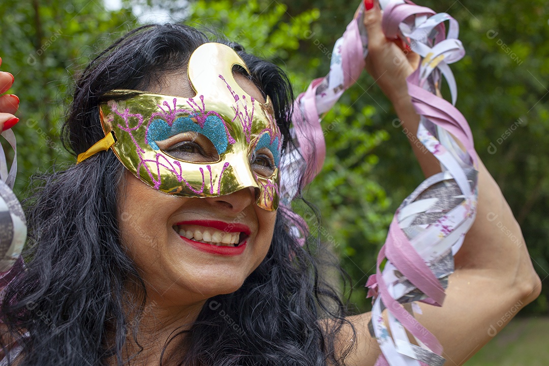 Mulher dançando no carnaval brasileiro