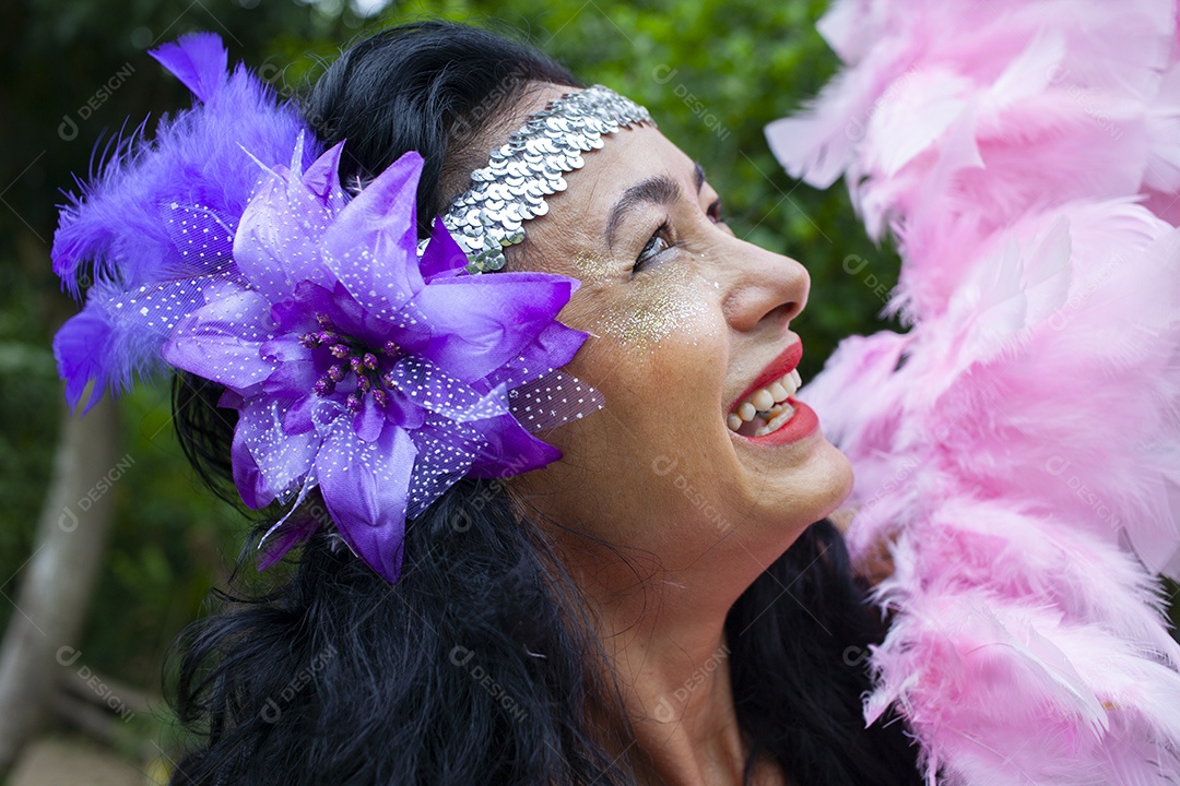 Mulher dançando no carnaval brasileiro