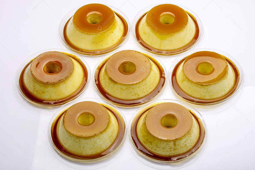 Pudins tradicional coberto com caramelo delicioso