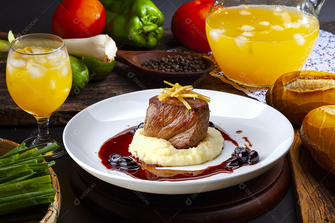 Carne filé mignon ao purê e molho