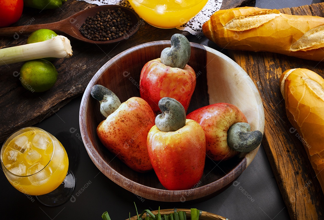 Cajus fresco sobre uma tigela