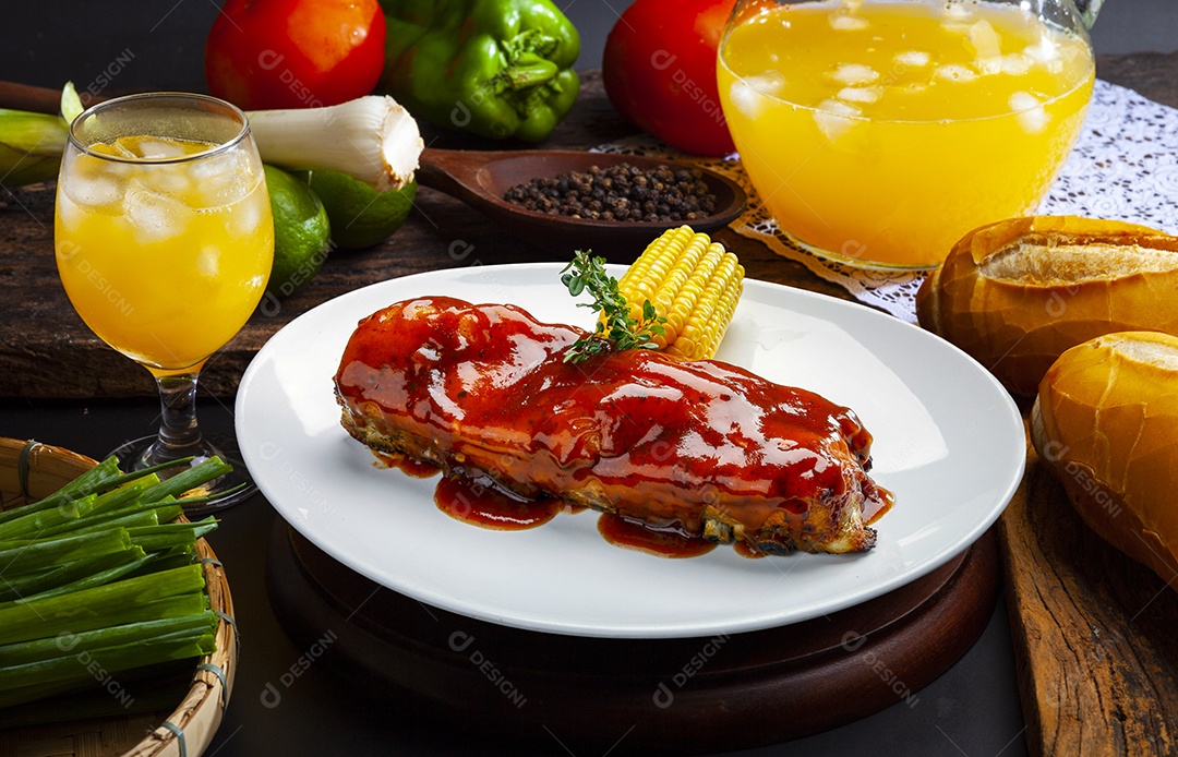 Costela assada ao molho barbecue e milho cozido