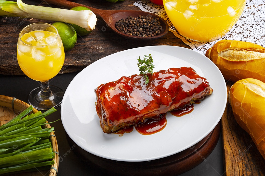 Costela assado com molho barbecue e suco