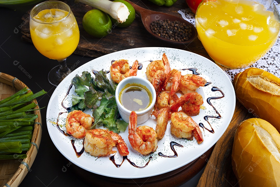 Camarões fritos com molho