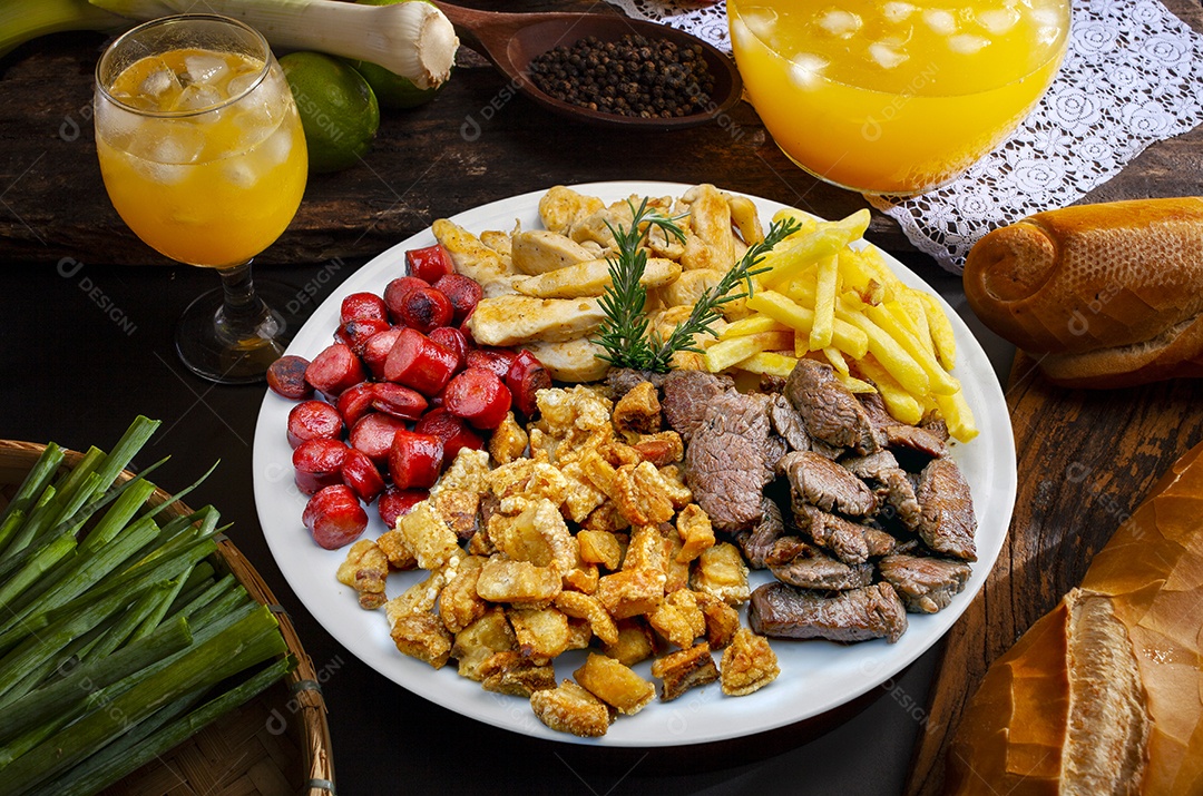 Prato de petisco brasileiro carne batata linguiça torresmo