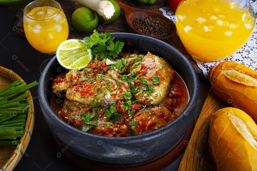 Moqueca de peixe e camarão prato tradicional da culinária brasileira