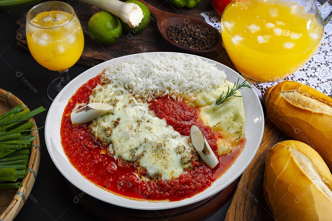 O bife à parmegiana com batata e arroz