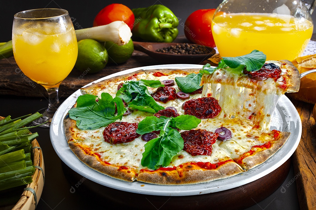 Pizza de queijo com tomates e rúcula