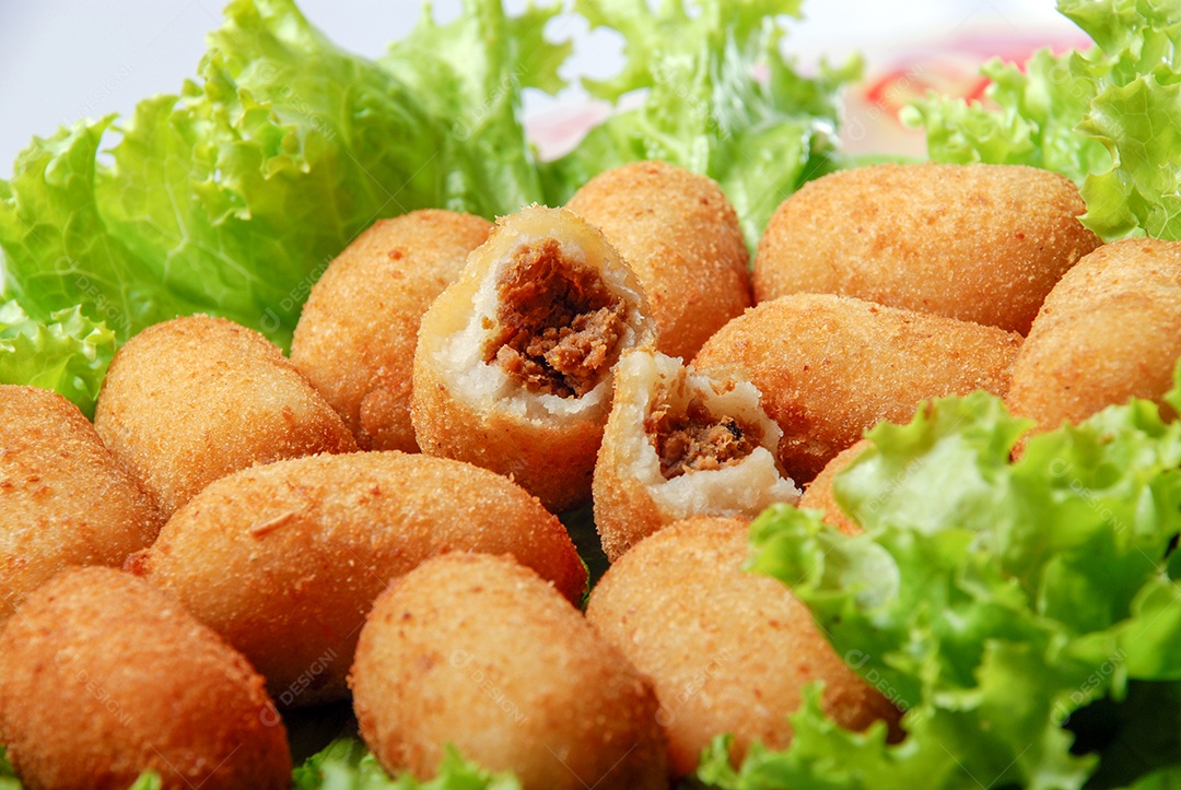 Salgado de carne com porção de alface