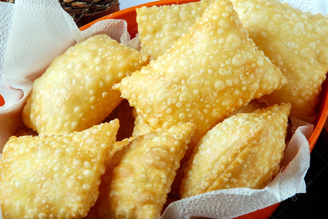 Pastéis de vento delicioso com suco