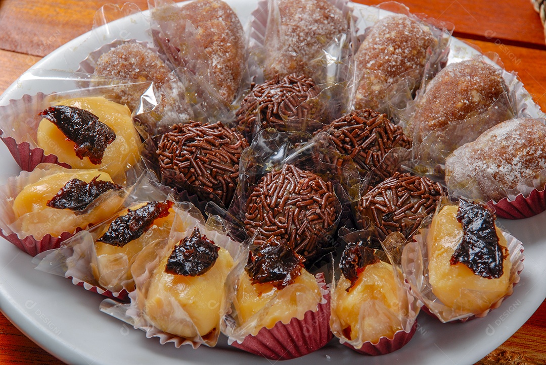 Mesa com bolo salgadinhos e doces