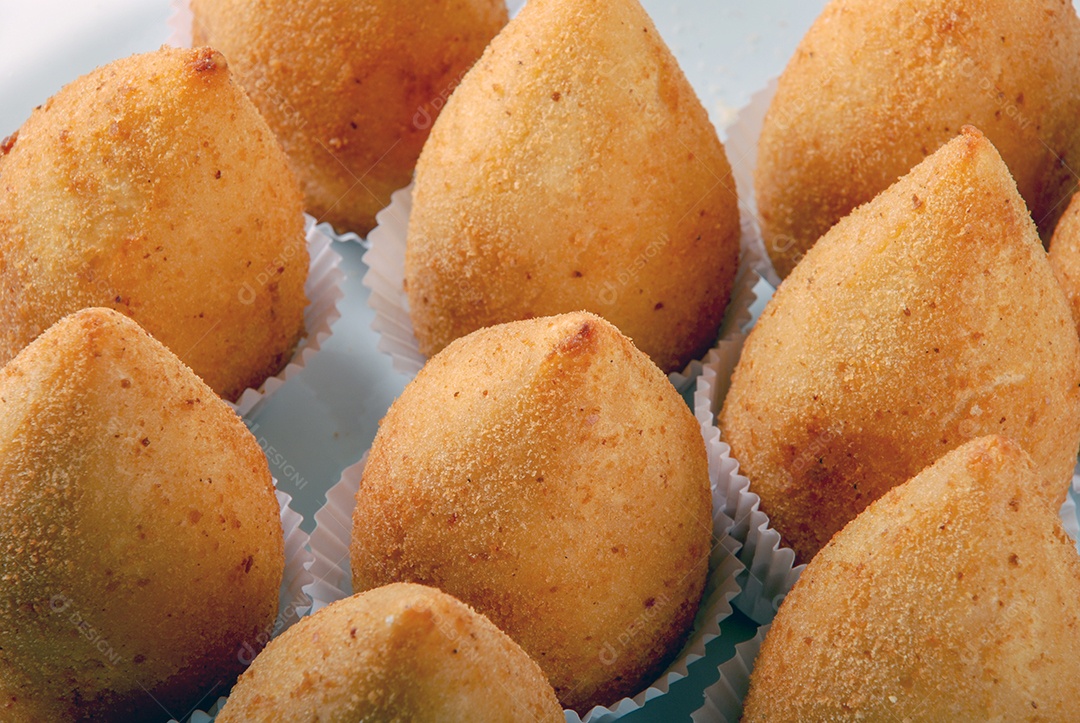 Coxinha em bandejas brancas