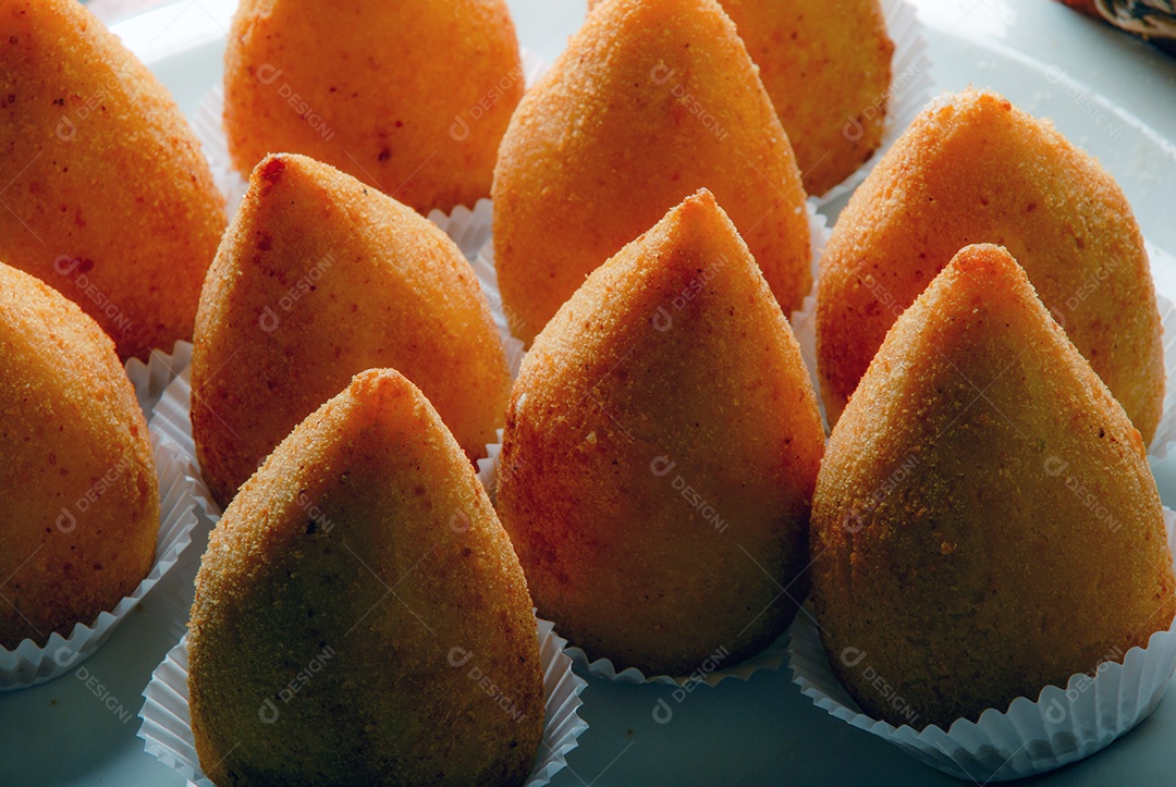 Coxinha deliciosas sobre bandejas